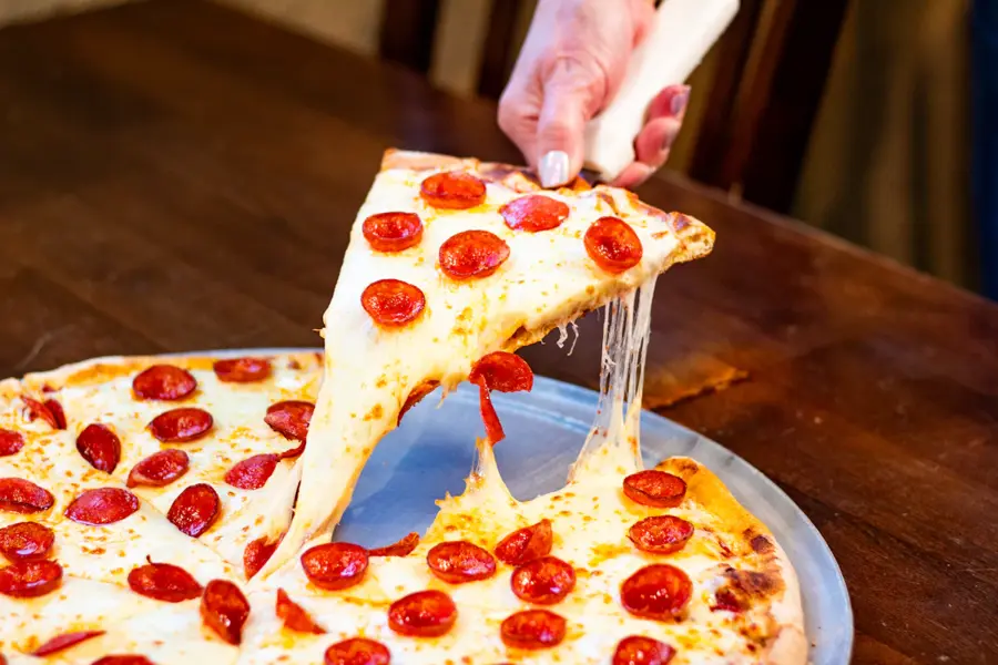 Fatia de pizza pepperoni com queijo derretido